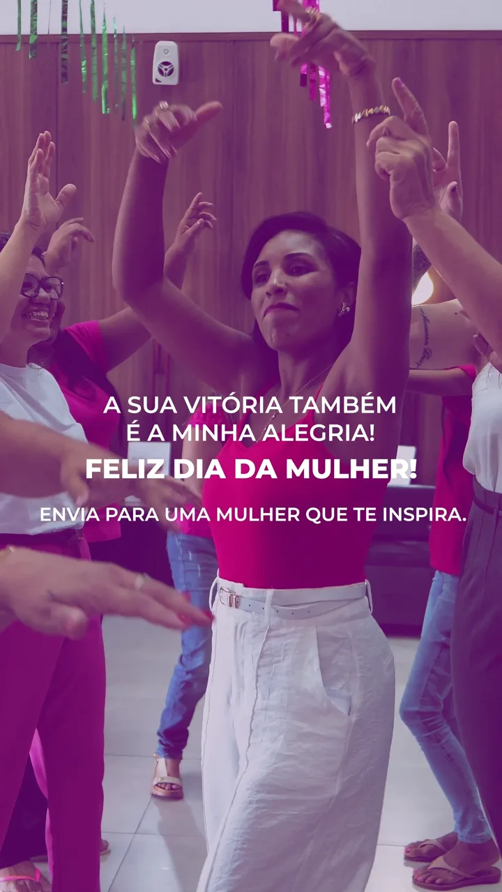 Colaboradoras da Uniclean dançando em um salão decorado com fitas coloridas, durante a confraternização de Dia da Mulher