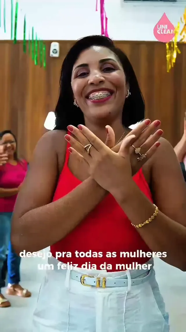 Colaboradora da Uniclean sorrindo durante a ação de Dia da Mulher em um salão de manicure